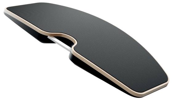 Ein geschwungener ergonomischer Schreibtisch in Schwarz mit hellen Holzakzenten, ausgestattet mit einer Tastaturaussparung, entwickelt für optimierten Arbeitsplatzkomfort.