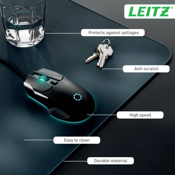 Eine Computermaus auf einem Schreibtischpad mit gekennzeichneten Merkmalen: „Schützt vor Verschüttungen