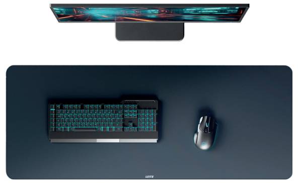 Eine elegante Computereinrichtung mit einem breiten Monitor, der leuchtend bunte Farben zeigt, einer beleuchteten Tastatur und einer drahtlosen Maus auf einer dunklen, geräumigen Matte.