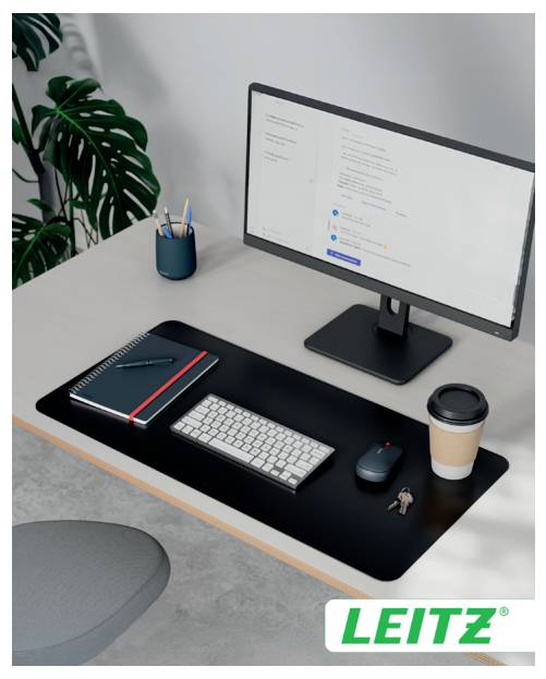 Ein gut organisierter Schreibtisch mit einem Computermonitor, der eine Website anzeigt, einer Tastatur, einem Notizbuch, einem Bleistift, einer Maus, einer Kaffeetasse und einer kleinen Pflanze.