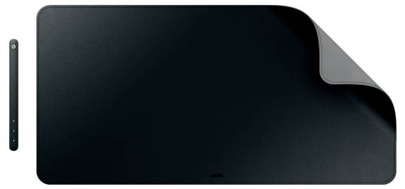 Ein schwarzes Schreibtischunterlage mit leicht aufgerollter Ecke, zusammen mit einem magnetischen Stiftehalterstreifen.