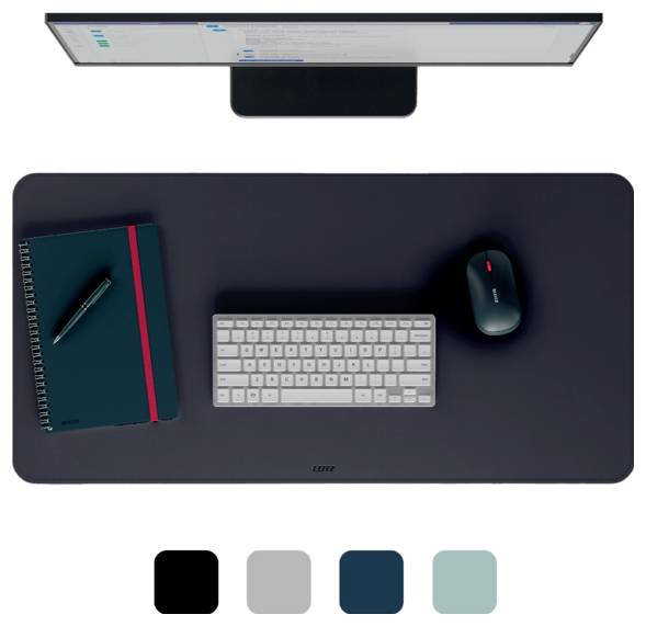 Draufsicht eines Schreibtischsetups mit einer Tastatur, einer Maus und einem Notizbuch auf einem großen Pad. Vier Farbfelder darunter deuten die verfügbaren Farboptionen an.