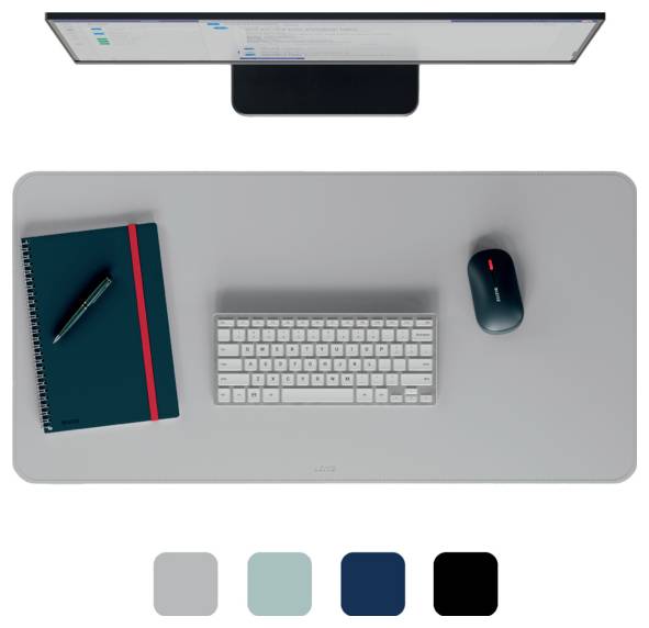 Luftaufnahme eines Schreibtisch-Setups mit Tastatur, Maus und Notizbuch. Darüber ein Bildschirm mit einer Chat-Anwendung. Farbfelder darunter.