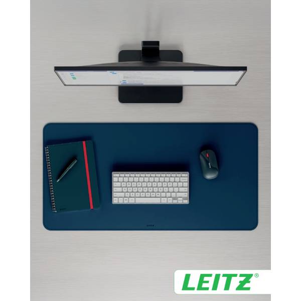 Eine Draufsicht eines Schreibtisch-Setups mit einem Monitor, Tastatur, Maus und einem Notizbuch auf einem blauen Schreibtischunterlag. Das 'LEITZ' Logo ist sichtbar.