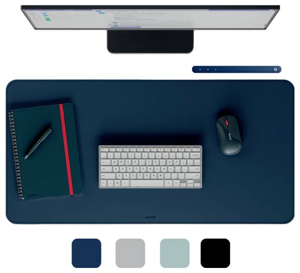 Eine Draufsicht auf einen Schreibtisch mit einer Tastatur, einer Maus, einem Notizbuch, einem Stift und einem Monitor. Darunter befinden sich Farbfelder in vier Farben: Dunkelblau, Hellgrau, Petrol und Schwarz.