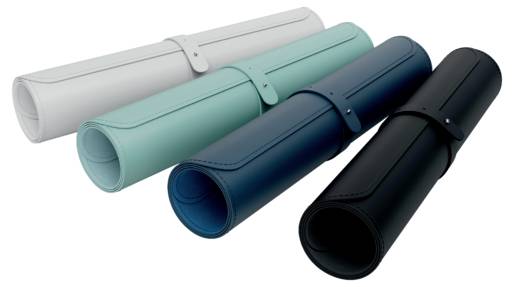 Vier aufgerollte Yogamatten in den Farben Weiß, Petrol, Blau und Schwarz, die jeweils mit einem Riemen gesichert sind.