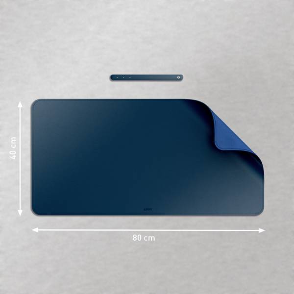 Ein großes, dunkelblaues rechteckiges Mauspad mit den Maßen 80 cm x 40 cm, mit einer leicht umgeschlagenen Ecke, auf einem hellen Hintergrund präsentiert.