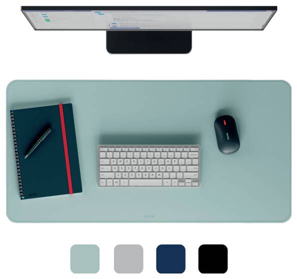 Draufsicht eines Schreibtisch-Setups. Eine blaue Unterlage trägt ein Notizbuch, einen Stift, eine Tastatur und eine Maus. Vier Farbfelder sind darunter abgebildet: Petrol, Grau, Marineblau, Schwarz.