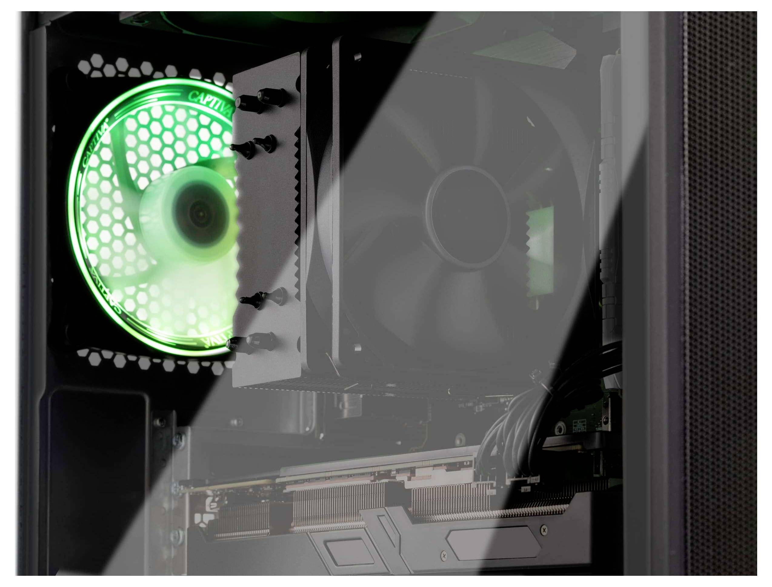 Ein Computergehäuse mit einem sichtbaren, beleuchteten grünen Kühlventilator, Komponenten wie einer Grafikkarte und Kabelverwaltung im Inneren.