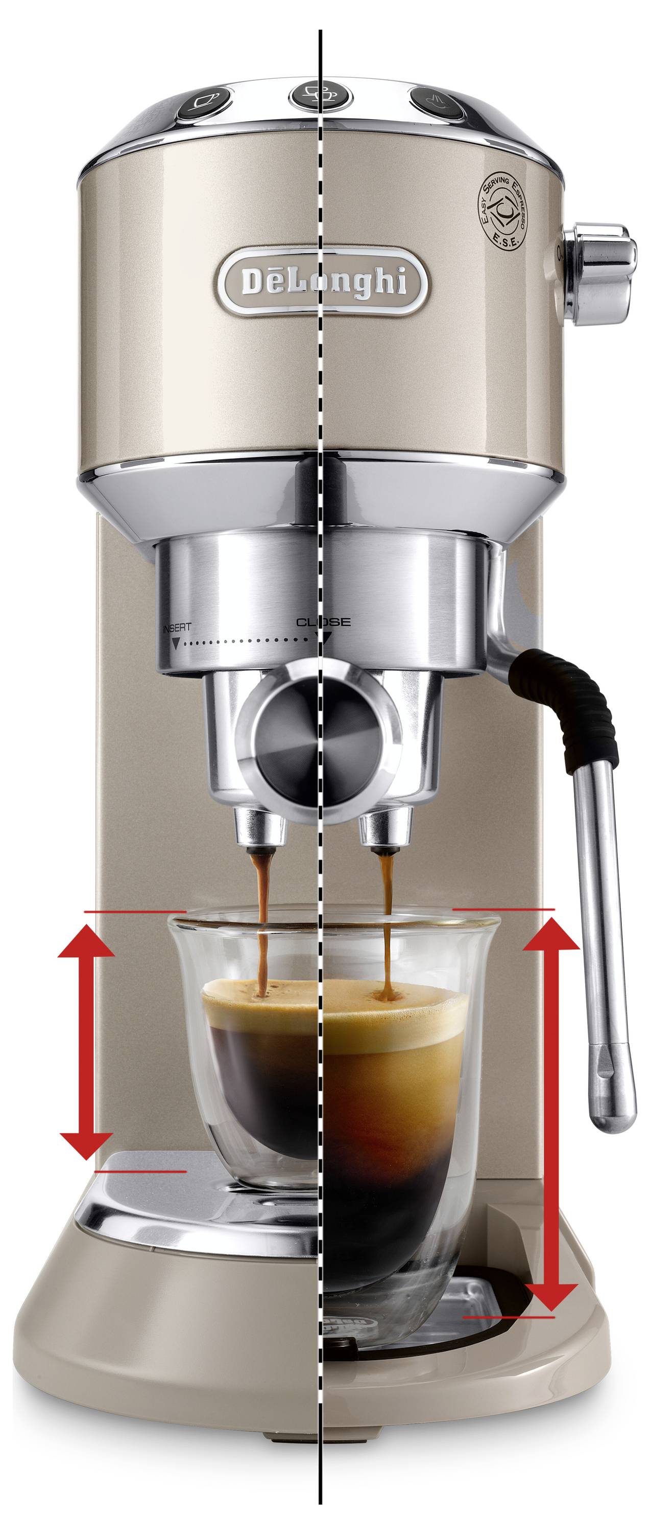 Eine Kaffeemaschine, die Espresso in eine Glastasse einschenkt, mit einem stetigen Strömungsfluss und Pfeilen, die eine einstellbare Höhe für verschiedene Tassengrössen anzeigen.