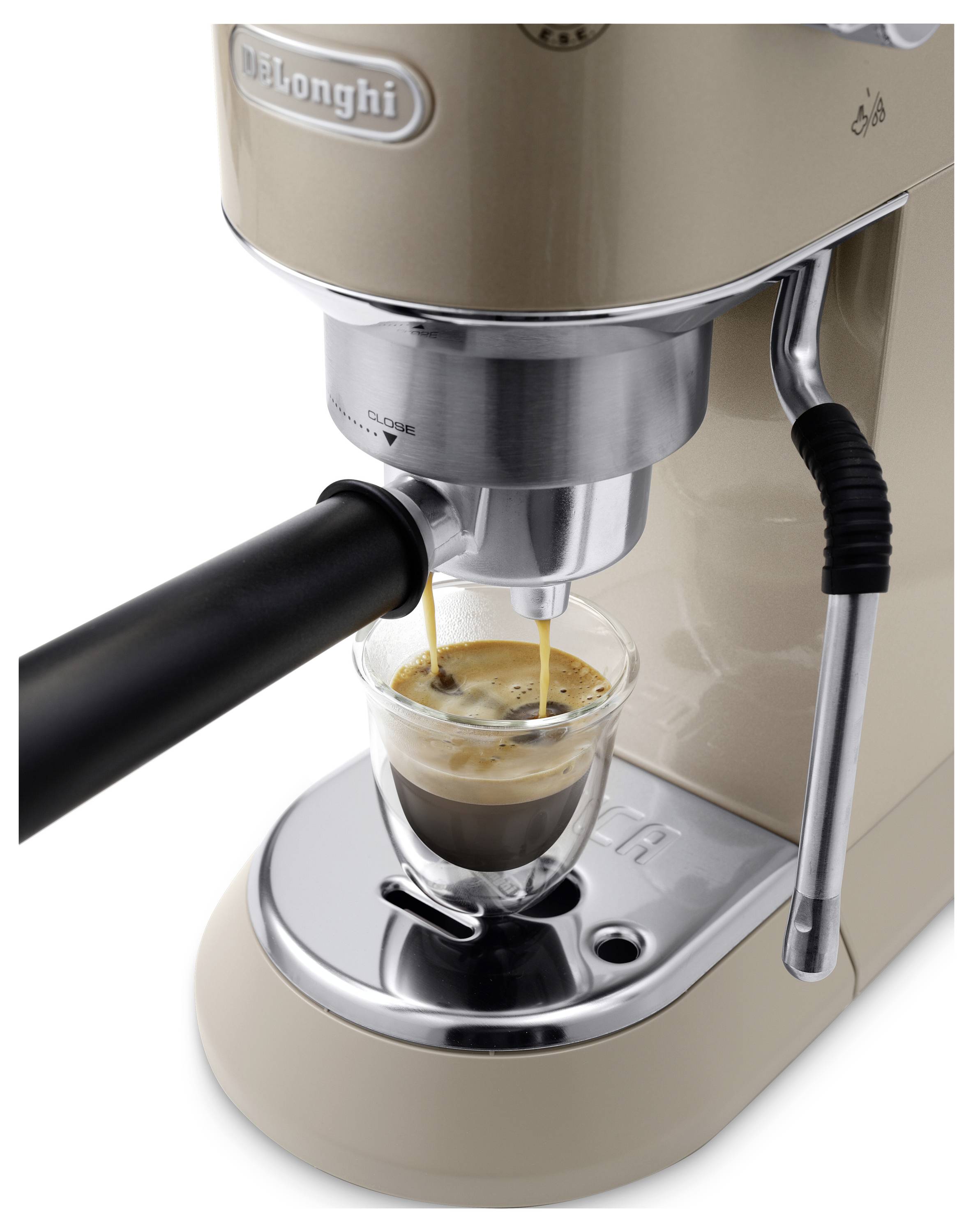Eine beige Espressomaschine, die einen Doppelespresso in eine Glastasse einschenkt, mit cremiger Crema an der Oberfläche. Der Markenname ist auf der Maschine sichtbar.