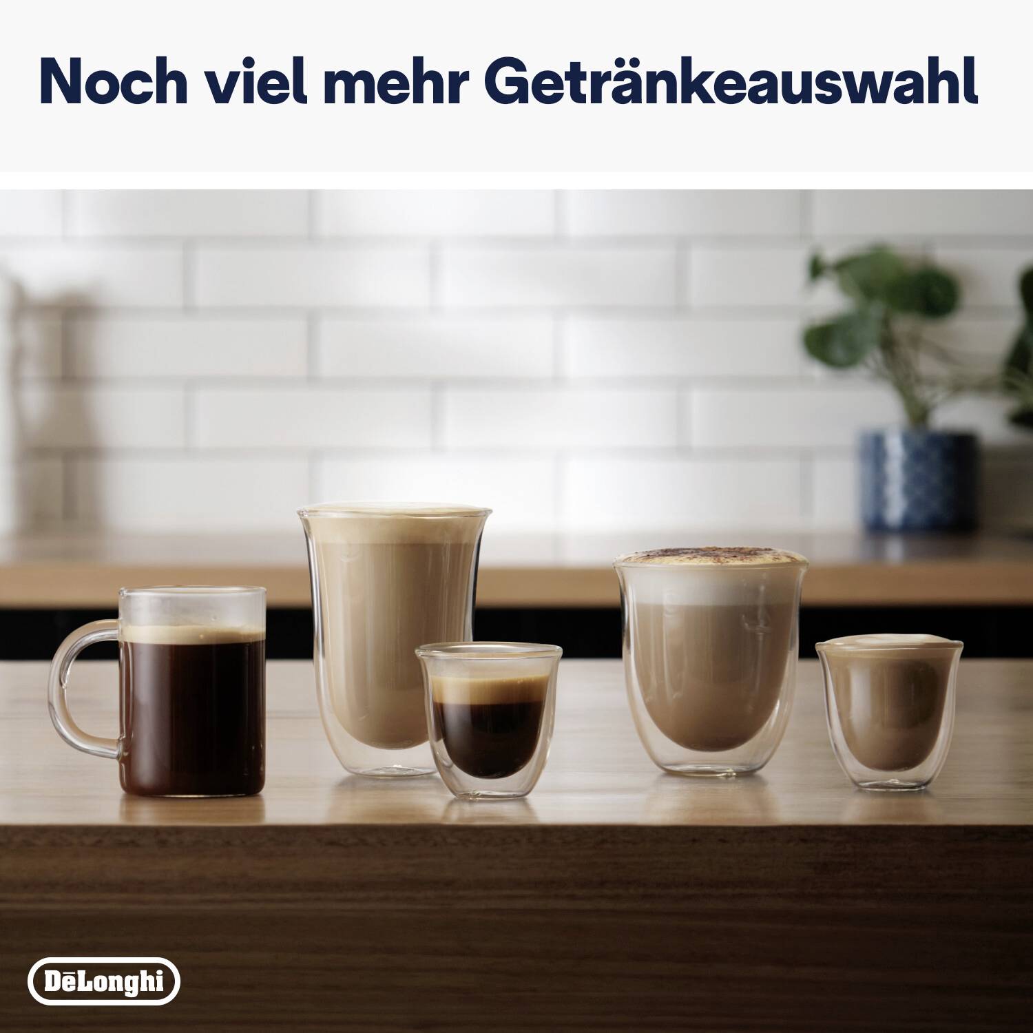 Vier verschiedene Kaffeetassen mit unterschiedlichen Getränken, darunter Espresso und Latte Macchiato, auf einem Holztisch. Oben steht 'Noch viel mehr Getränkeauswahl'.