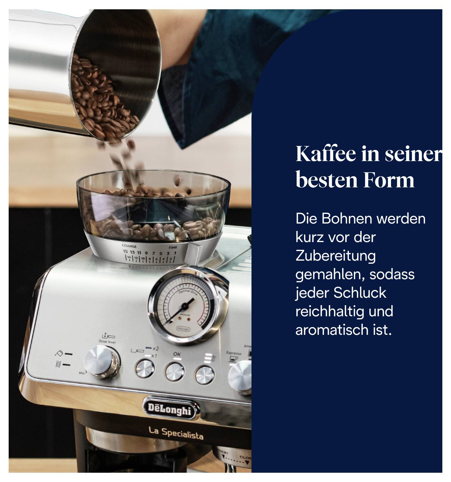 Espressomaschine mit Bohnen im Mahlbehälter; Text: 'Kaffee in seiner besten Form' und Hinweis, dass Bohnen kurz vor der Zubereitung gemahlen werden, damit jeder Schluck reichhaltig und aromatisch ist.