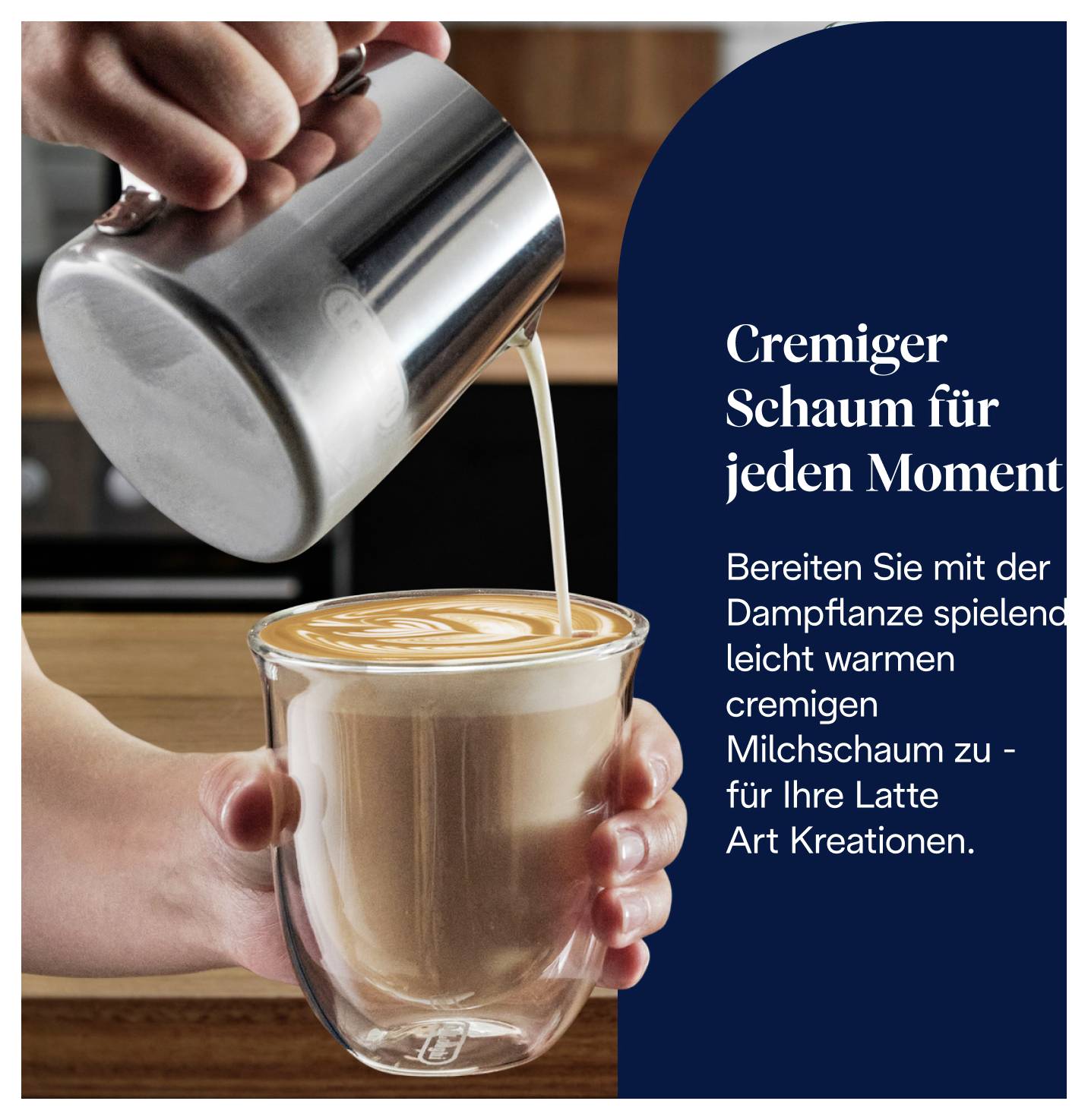 Barista gießt Milchschaum in ein Glas; rechts Text: 'Cremiger Schaum für jeden Moment' und Hinweis auf leicht warmen, cremigen Milchschaum für Latte Art.
