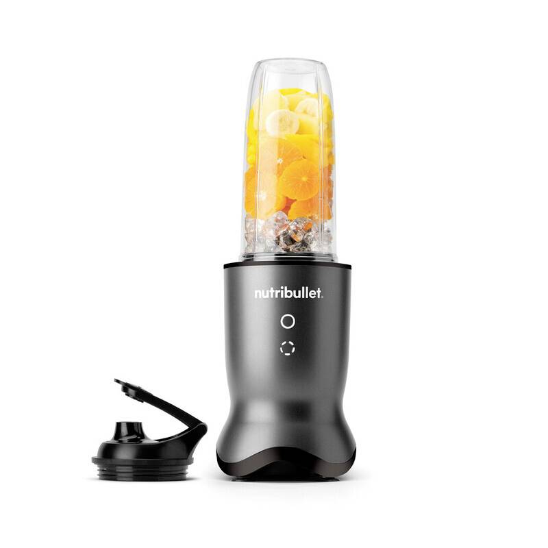 Ein Nutribullet-Mixer gefüllt mit geschnittenen Orangen und Eis. Die schwarze Basis verfügt über einen Powerknopf, mit einem separaten schwarzen Deckel daneben.