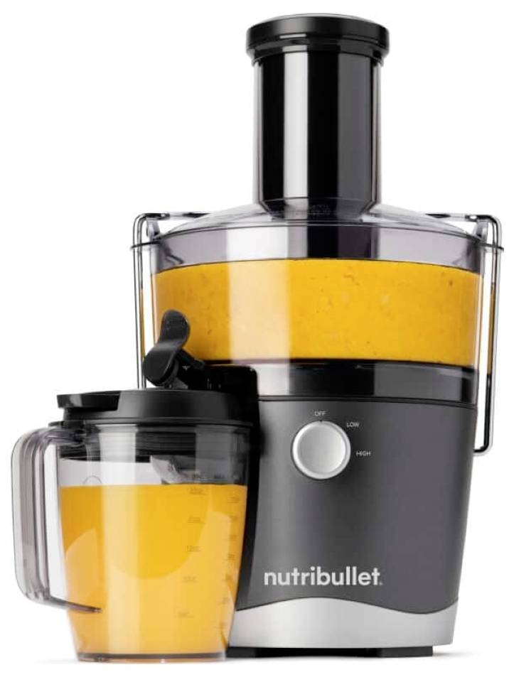 Ein schwarzer und silberner Standmixer mit der Aufschrift 'Nutribullet', gefüllt mit orangefarbener Flüssigkeit, neben einem passenden Plastikkrug, der zur Hälfte mit derselben Flüssigkeit gefüllt ist.
