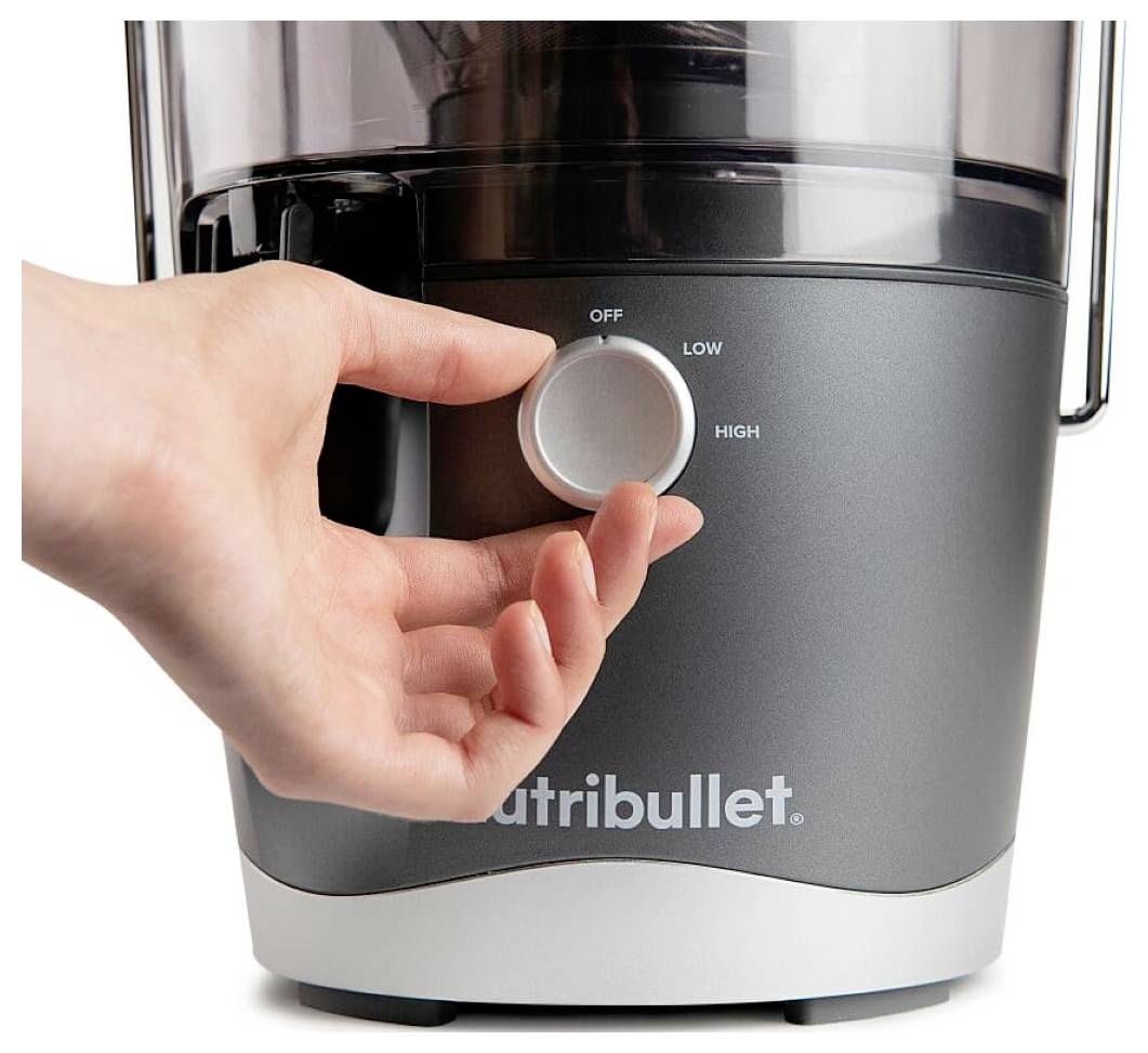 Eine Hand, die den Regler an einer Nutribullet-Maschine dreht und die Einstellung von aus auf niedrig einstellt, wobei hoch eine weitere Option auf dem Regler ist.