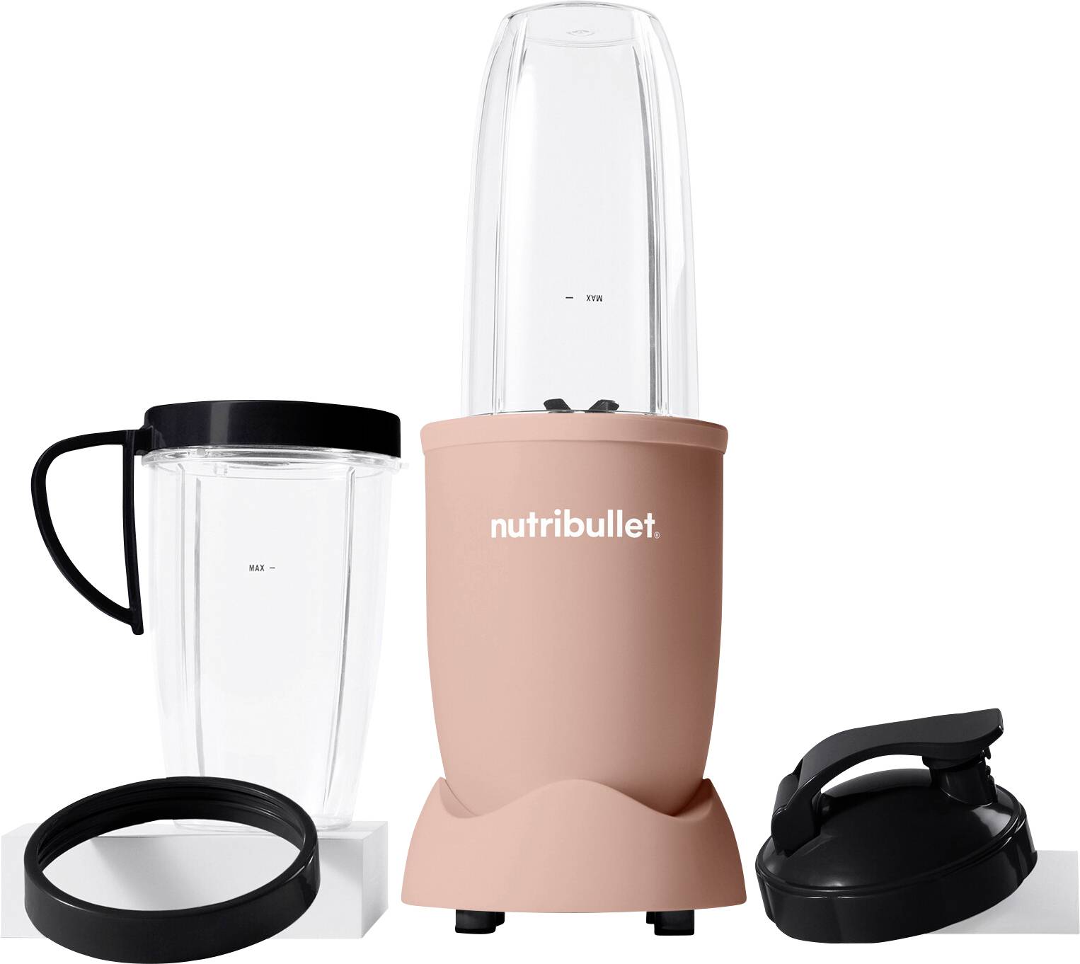 Ein rosa Nutribullet-Mixer mit einem Mixbecher, einem zusätzlichen Becher mit Henkel, Deckel und Mixmesser, nebeneinander angeordnet.