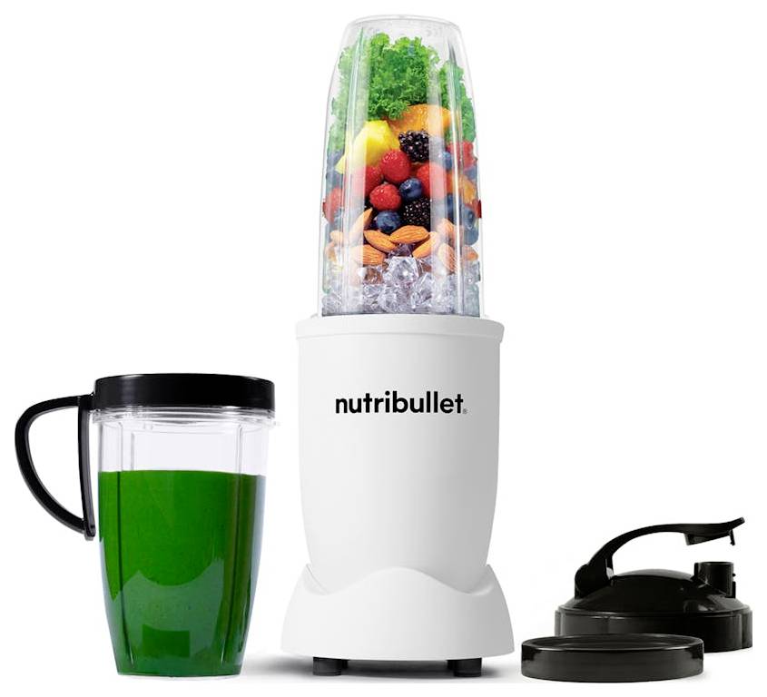 'NutriBullet'-Standmixer gefüllt mit Früchten und Nüssen, mit einem zusätzlichen Becher, der einen grünen Drink enthält, und einem schwarzen Deckel daneben.