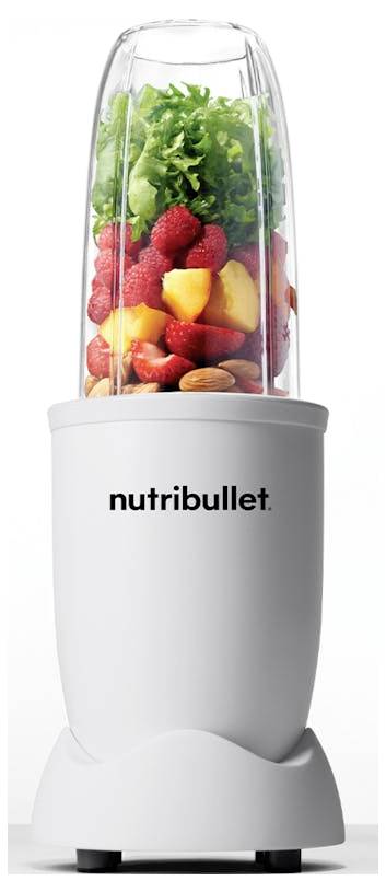 Ein weißer Mixer gefüllt mit Grünblättrigem, Himbeeren, Pfirsichen und Mandeln. Das 'nutribullet' Logo ist auf der Vorderseite gedruckt.