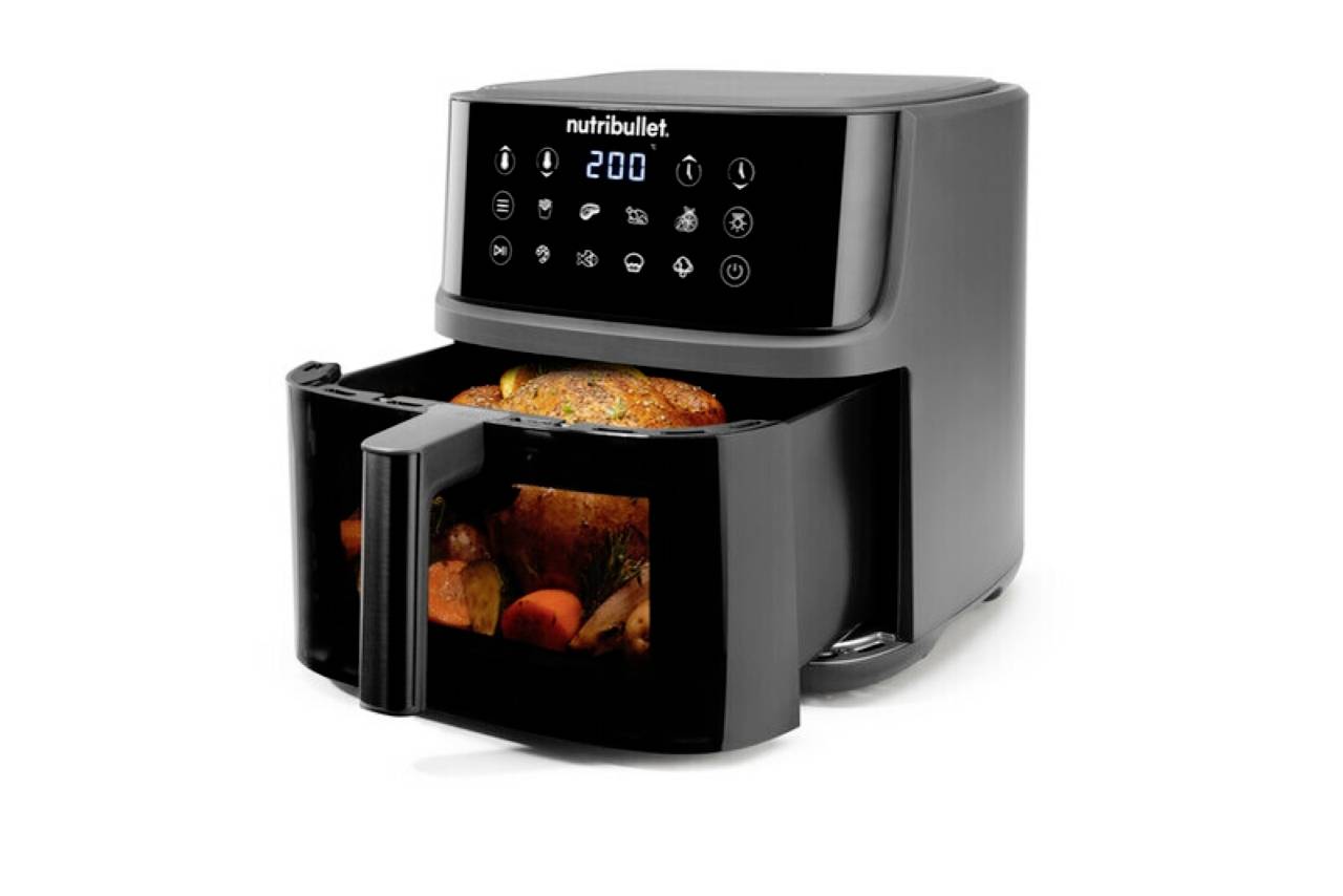Ein schwarzer Heißluftfritteur mit digitaler Anzeige zeigt '200' und Kochen-Symbole. Im Inneren sind ein gekochtes Huhn und Gemüse zu sehen.
