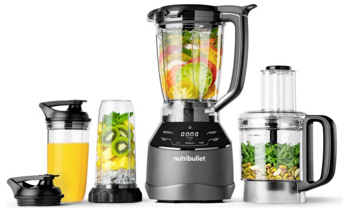 Ein Küchengeräteset umfasst einen Mixer mit Obst und Gemüse, einen kleineren Prozessor mit Nüssen und Grünzeug sowie eine Saftflasche.