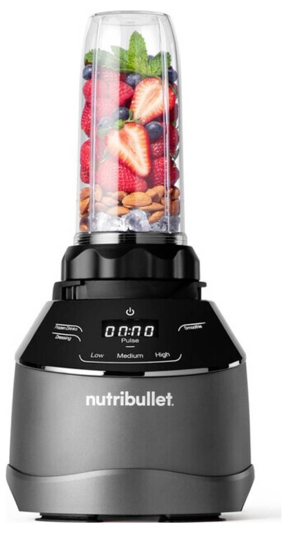 Ein NutriBullet-Mixer, gefüllt mit Erdbeeren, Blaubeeren, Mandeln und Minzblättern, bereit zum Mixen, mit angezeigten Einstellungen auf der Basis.