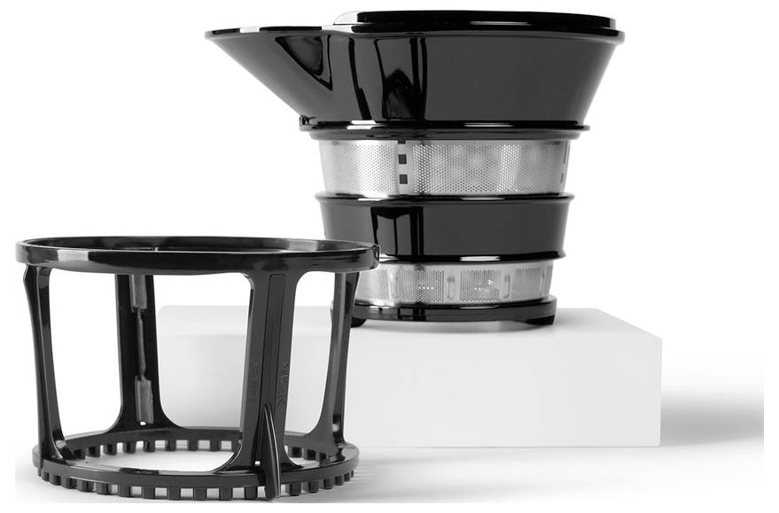 Ein schwarzes Kaffeefiltrationssystem mit einem Maschendrahfilter und einem separaten Ständer, platziert auf einer weißen Oberfläche, zum Brühen von Getränken konzipiert.