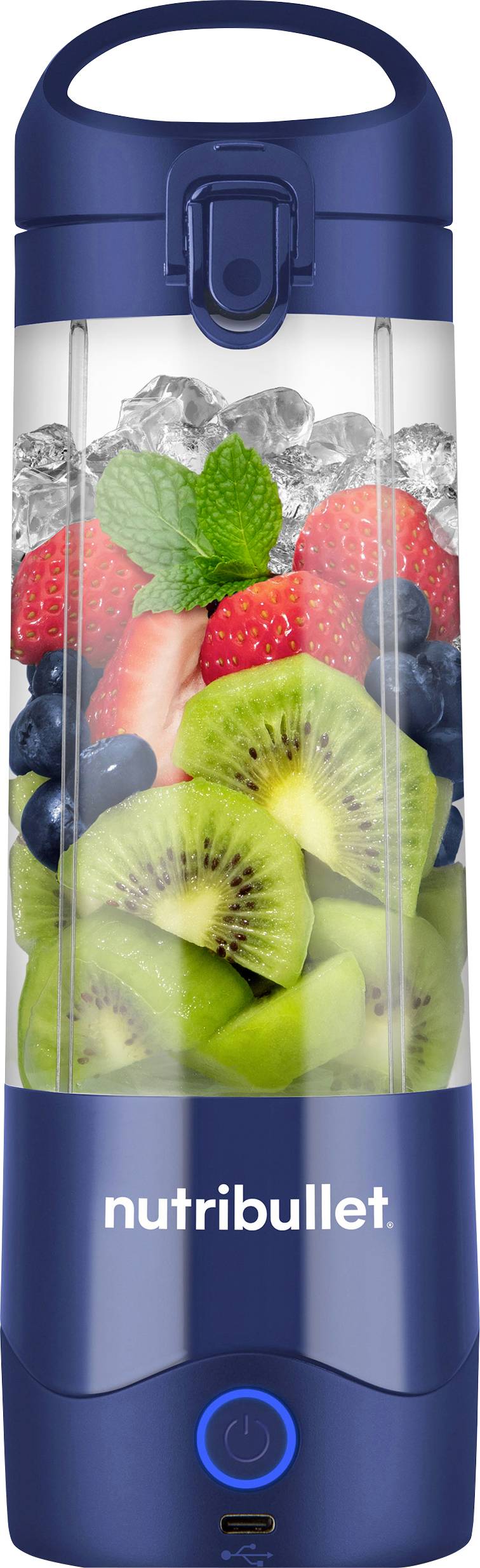 Blauer Nutribullet-Mixbecher, gefüllt mit Eis, Erdbeeren, Blaubeeren, Kiwischeiben und Minzblättern, bereit zum Mixen.