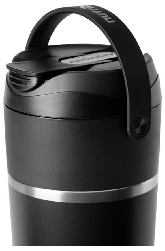 Eine schwarze isolierte Reisekaffeetasse mit einem silbernen Band und einem Griff am Deckel, die entwickelt wurde, um Getränke beim Unterwegs-Sein warm oder kalt zu halten.