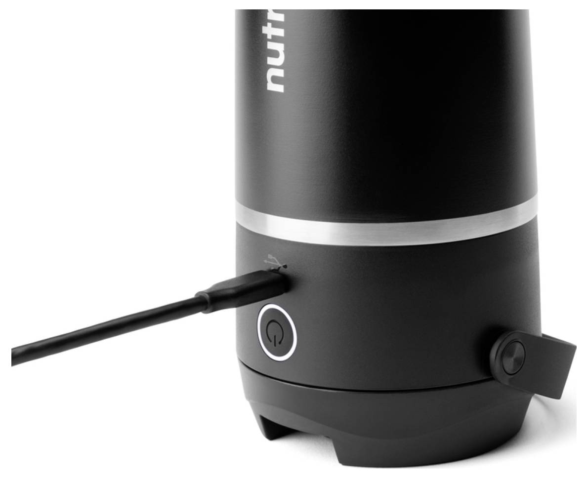 „Nahaufnahme eines schwarzen Küchengeräts mit angeschlossenem Netzkabel und einem Einschaltknopf an der Seite.