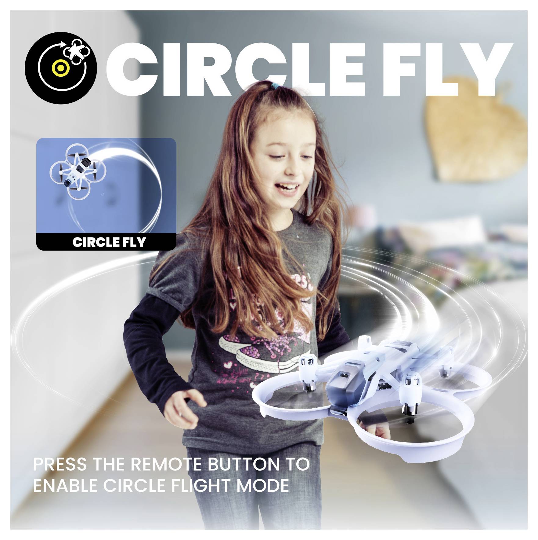 Ein Kind lächelt, während eine Drohne einen Kreisflug durchführt. Der Text lautet „CIRCLE FLY