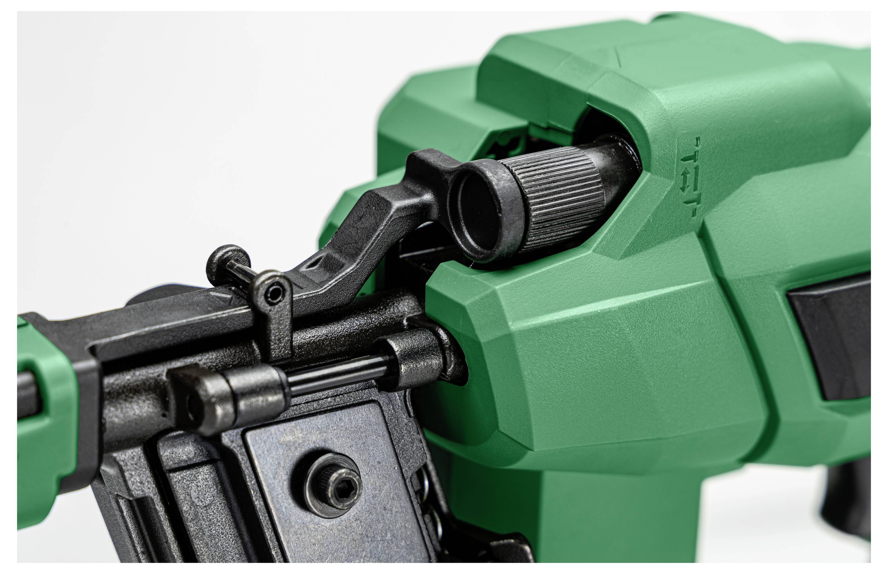 Eine Nahaufnahme eines grünen und schwarzen Akkuschraubers, die den Verriegelungsmechanismus und einen Teil des Bohrfutterkopfes vor einem weißen Hintergrund zeigt.