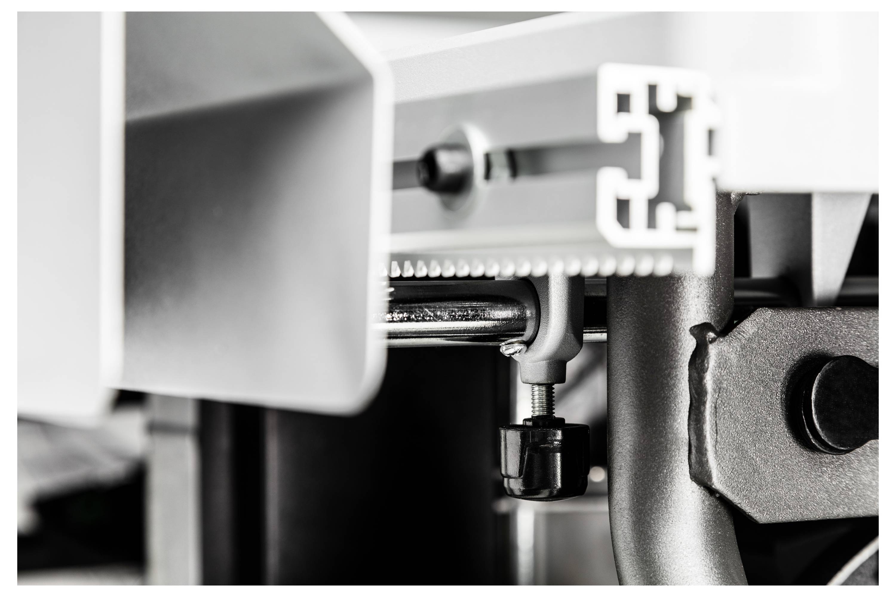 Nahaufnahme einer industriellen Metallbaugruppe, die eine Schrauben- und Halterungsverbindung zeigt und mechanische Details und strukturelle Gestaltung hervorhebt.