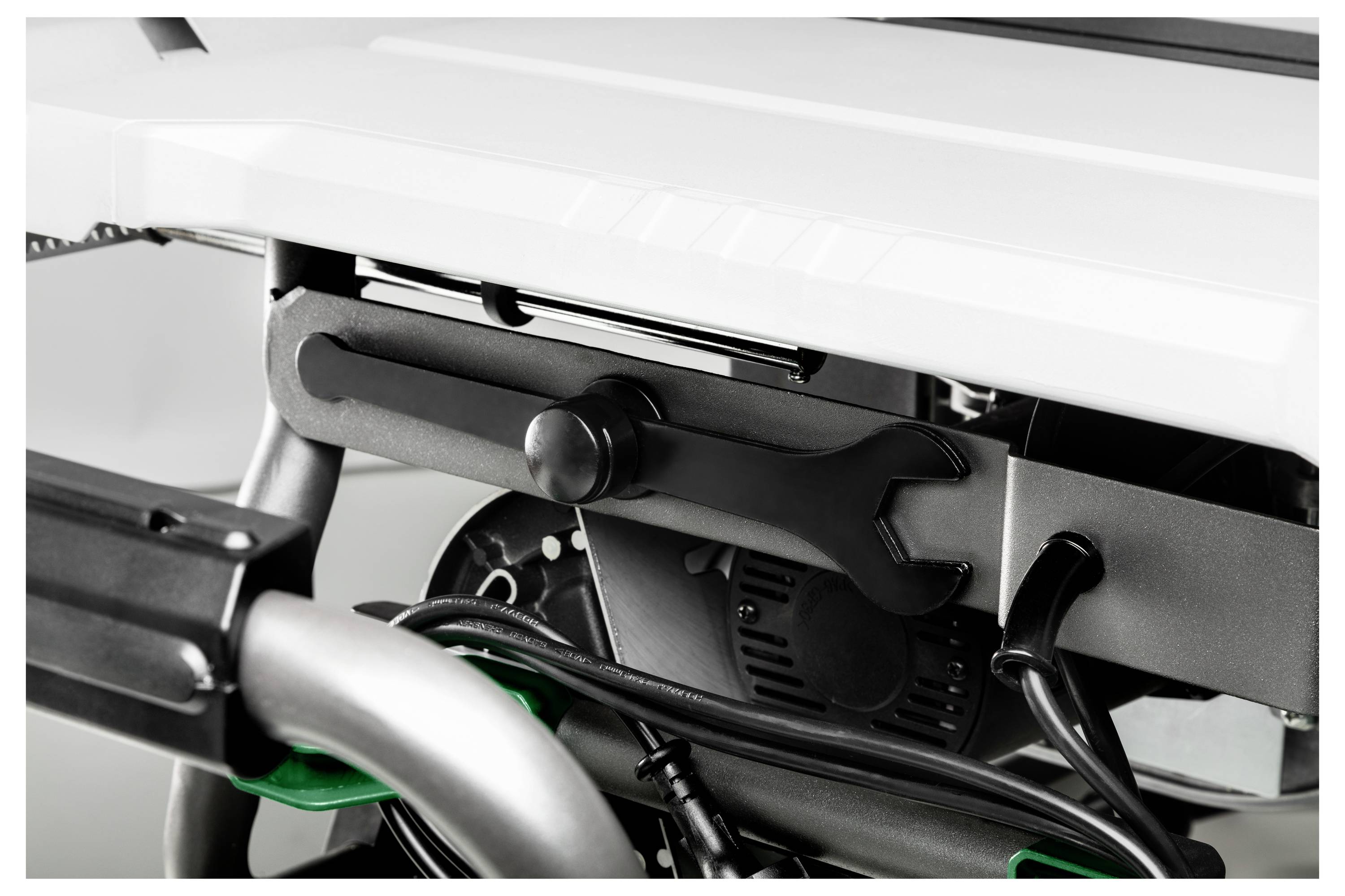 Nahaufnahme eines mechanischen Geräts mit einem Schraubenschlüssel, der angebracht ist und komplexe Bauteile und Kabel zeigt, was auf Funktionalität und Montage hindeutet.