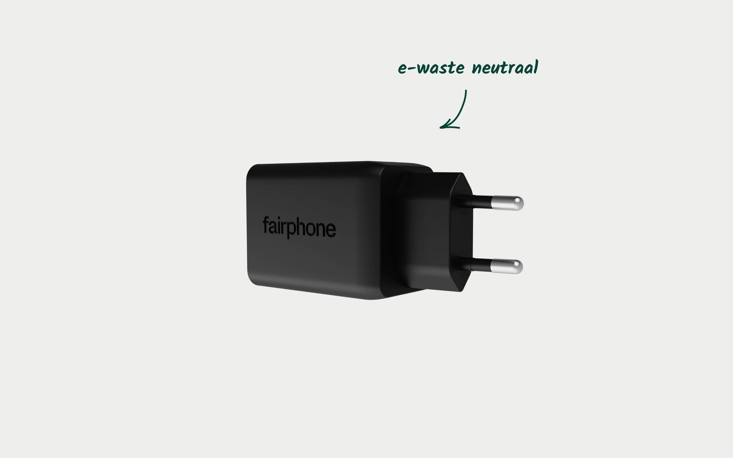 Schwarzes Ladegerät mit der Aufschrift 'fairphone', grüner Hinweis 'e-waste neutraal'; Symbol für umweltfreundliches Design.