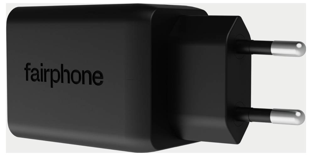 Ein schwarzes Smartphone-Ladegerät mit dem Markennamen 'fairphone' an seiner Seite, ausgestattet mit zwei runden Stiften für europäische Steckdosen.