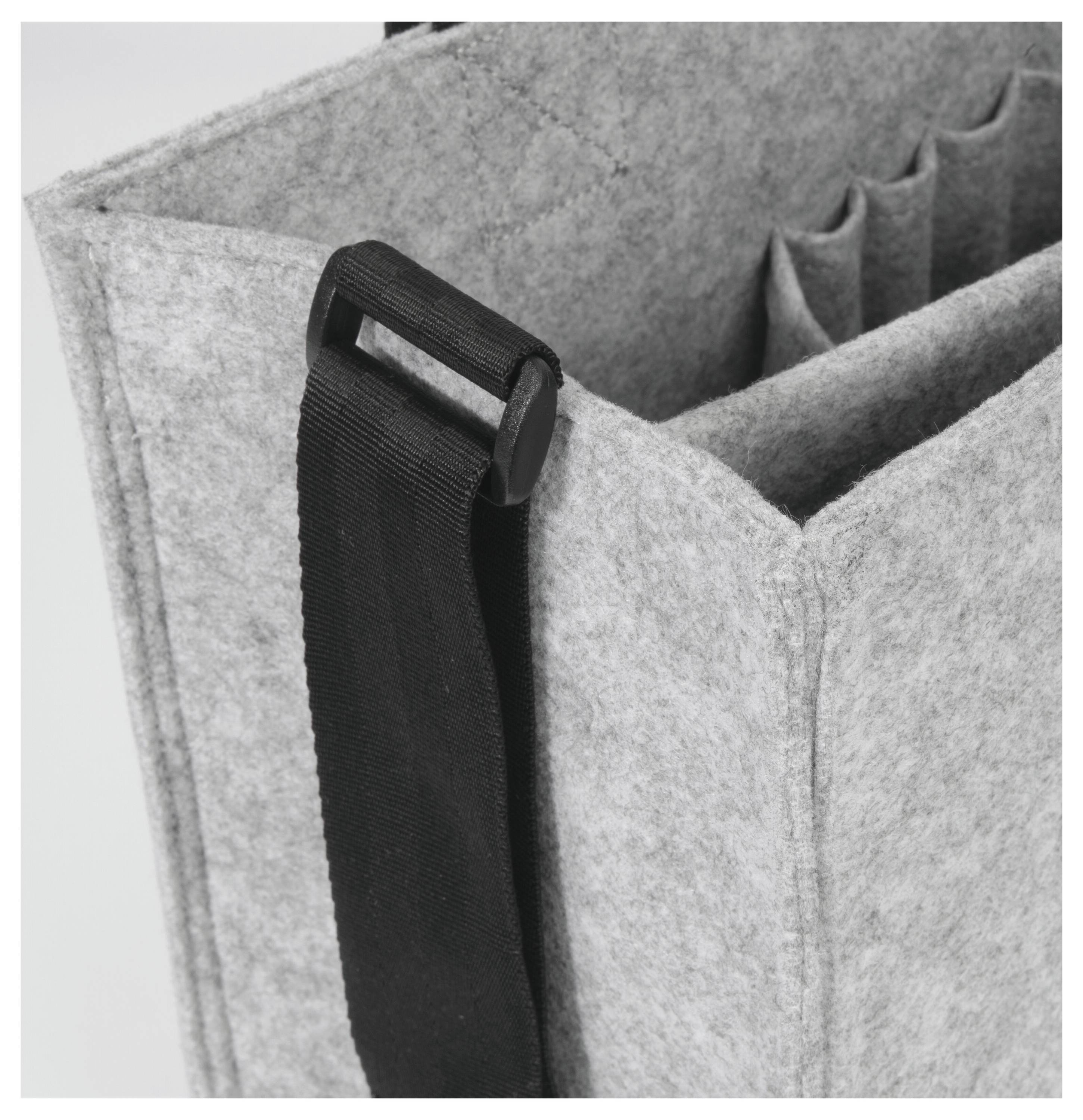 Eine graue Filz-Aufbewahrungstasche mit einem schwarzen Riemen, ausgestattet mit mehreren Fächern zur Organisation von Gegenständen.