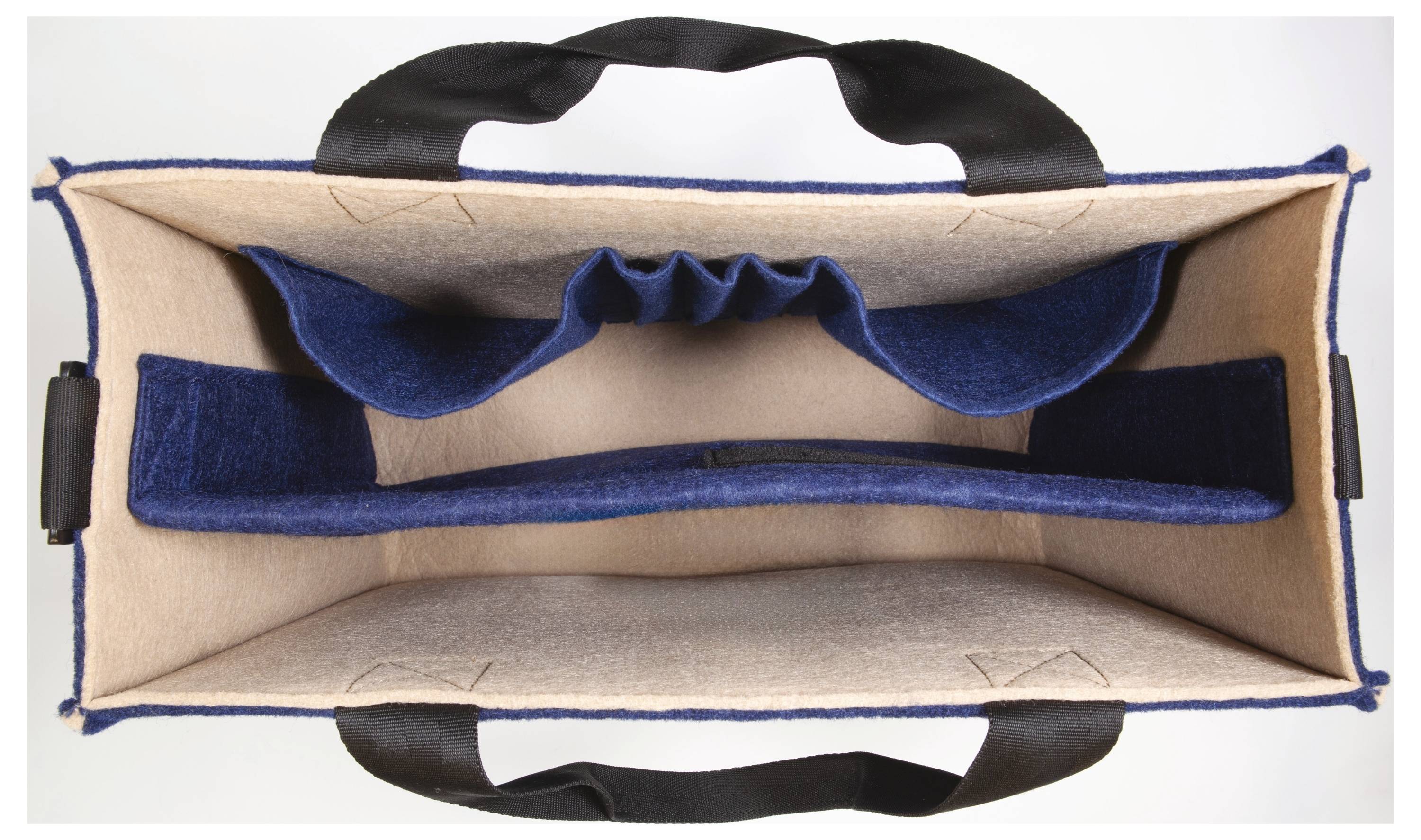 Innenansicht einer blauen und beigen Filz-Tragetasche mit mehreren Fächern und schwarzen Griffen, die einen übersichtlichen Stauraum zeigt.