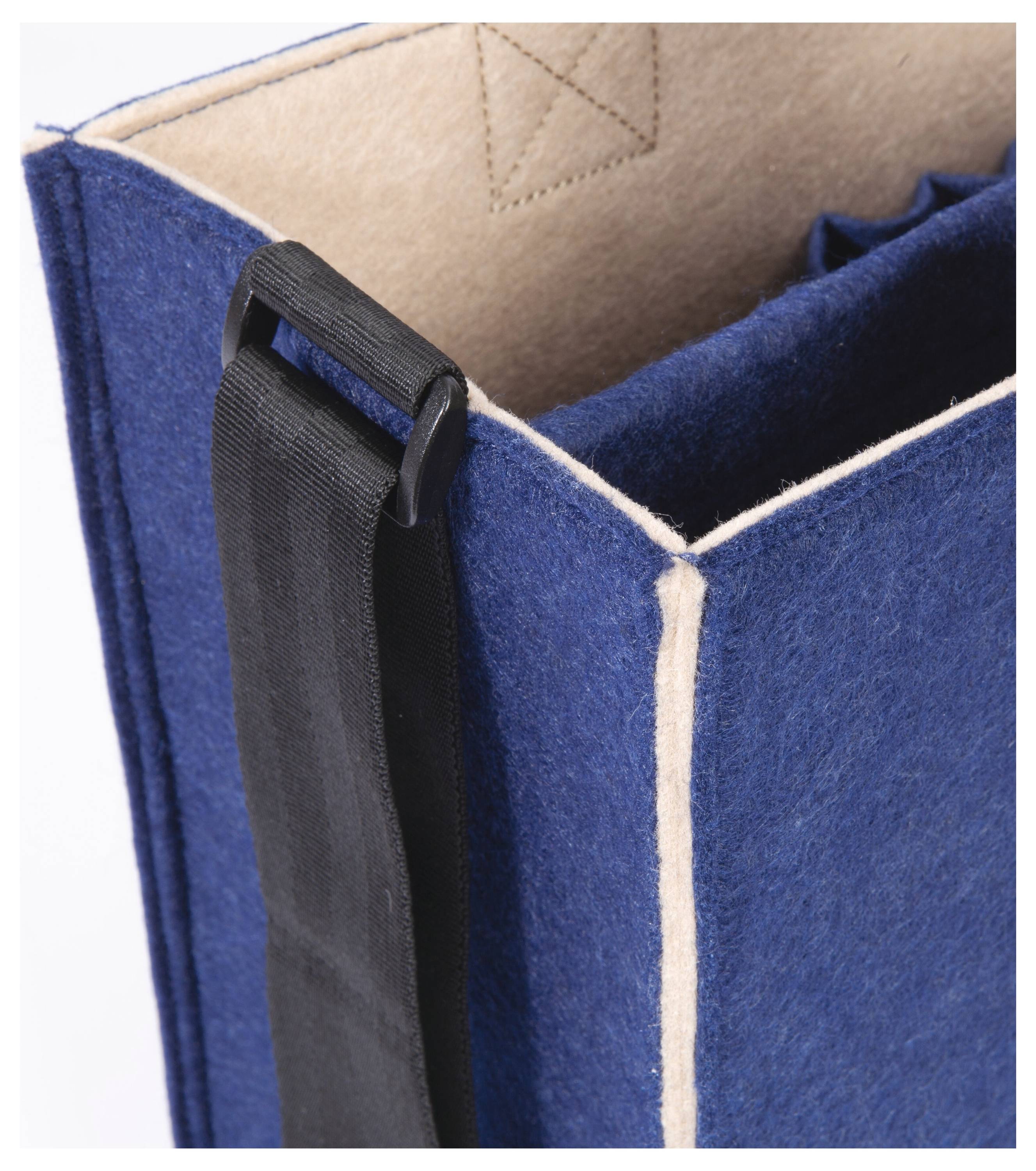 Eine blaue und beige Filz-Tragetasche mit einem schwarzen Trageriemen.