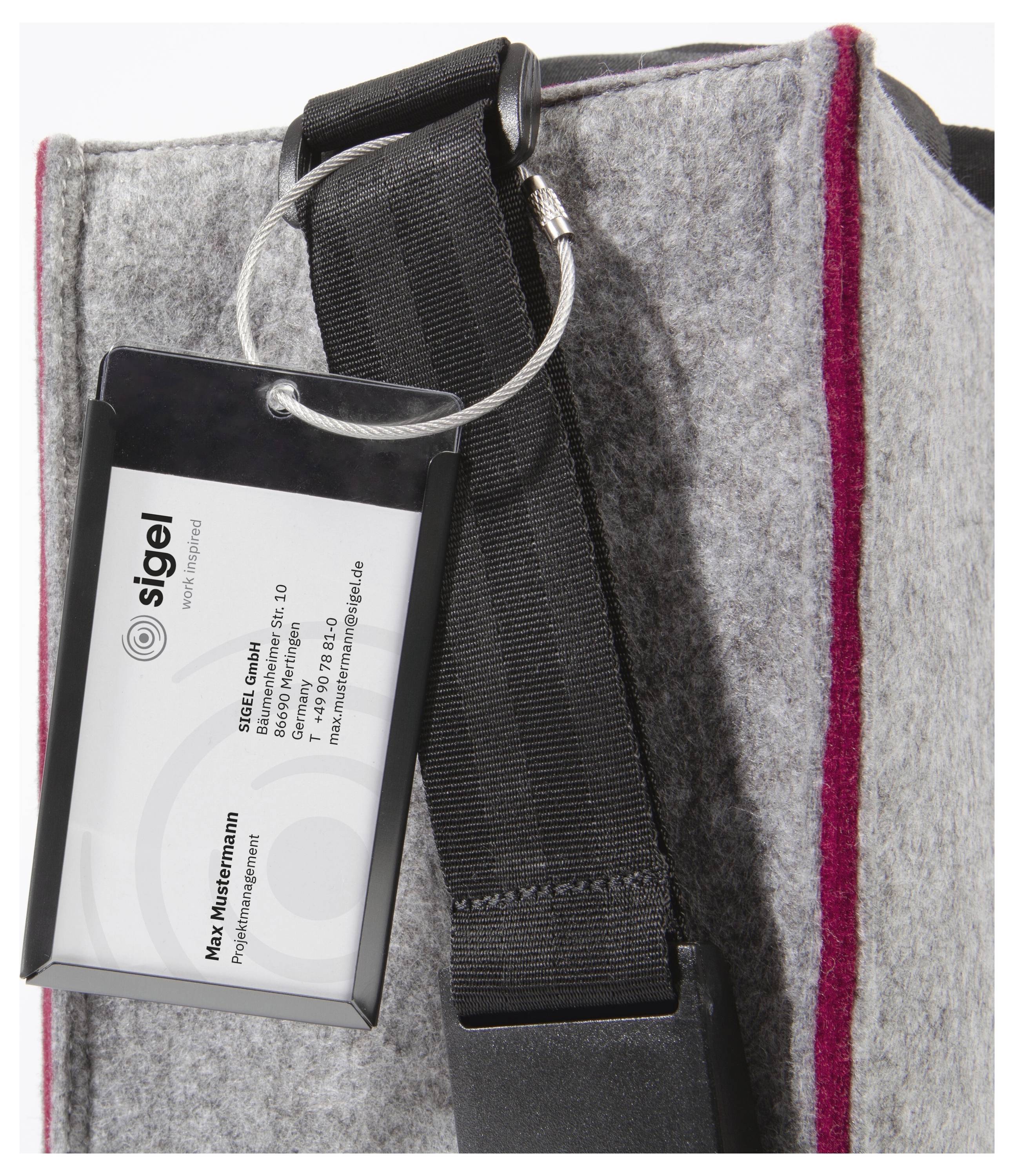 Eine graue Filztasche mit roter Einfassung und einem schwarzen Riemen, an dem ein Namensschild mit der Aufschrift „sigel