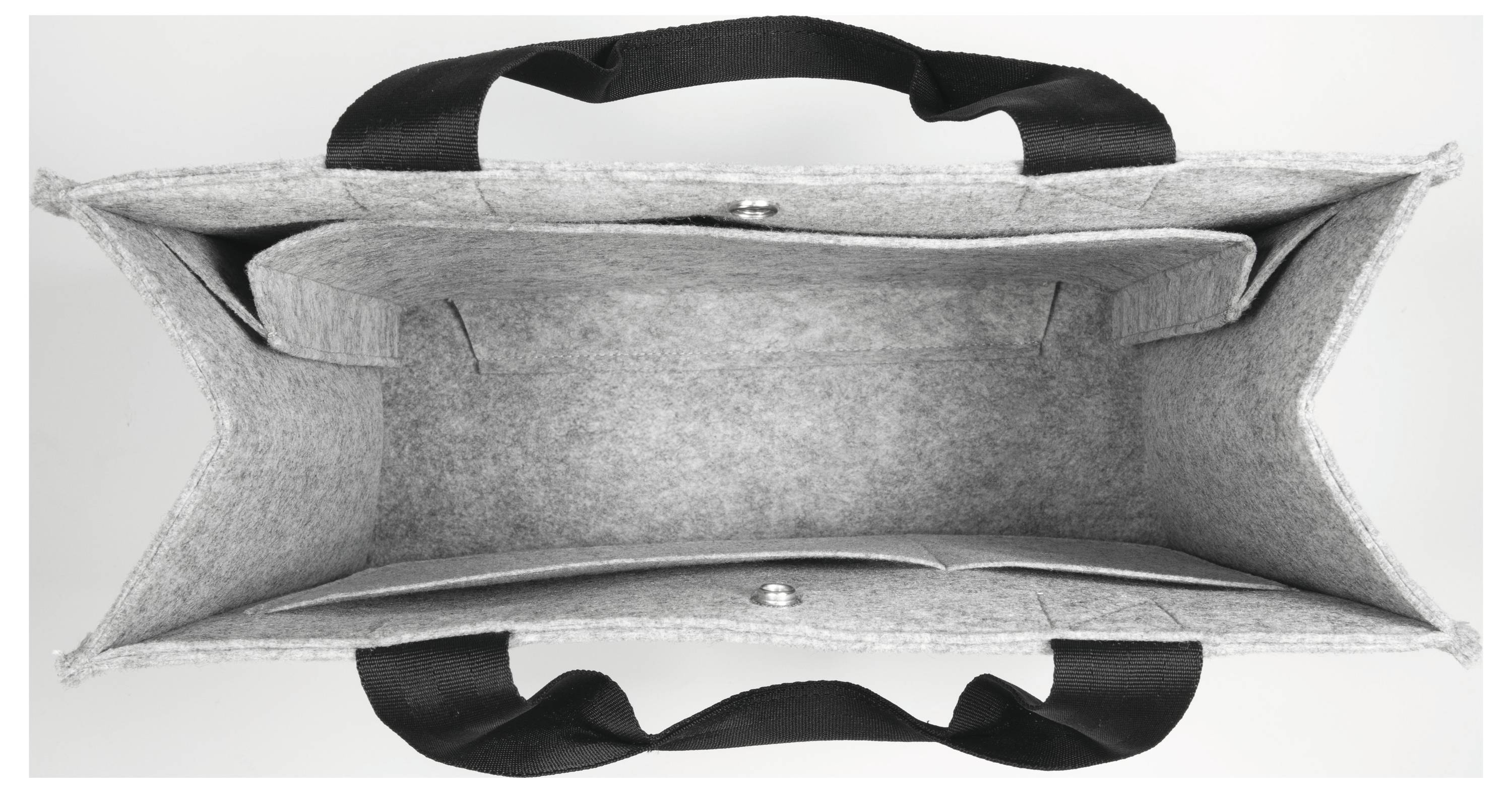 Eine Draufsicht einer geöffneten, hellgrauen Filz-Tragetasche mit schwarzen Griffen, die einen geräumigen Innenraum und eine Innentasche zeigt.