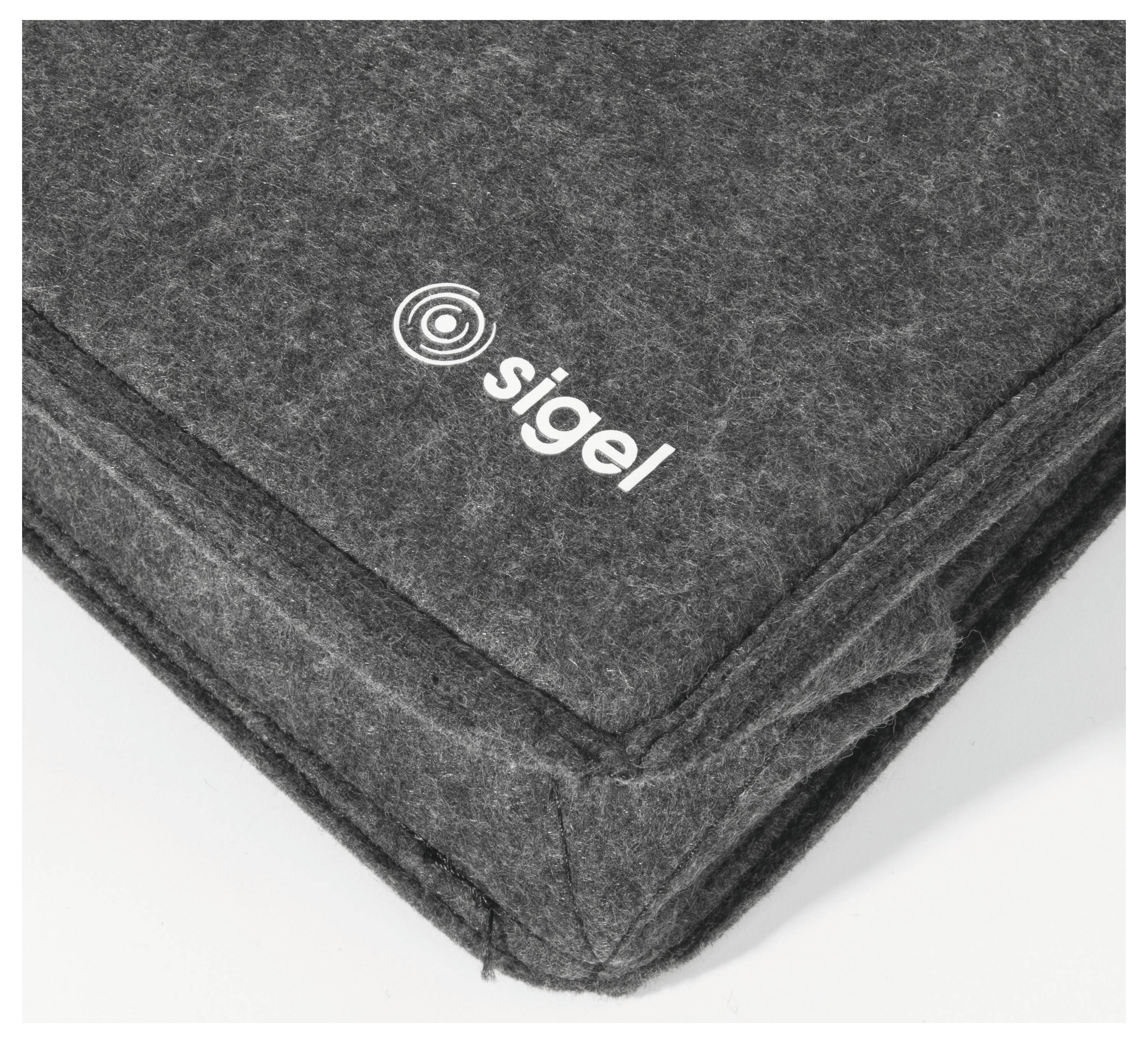 Gestapeltes, gefaltetes graues Filztextil mit dem in weiß auf der Oberfläche gedruckten 'sigel' Logo.