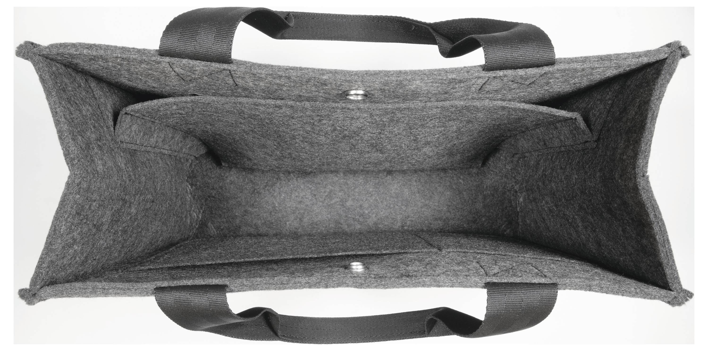 Draufsicht einer leeren grauen Filztasche mit schwarzen Henkeln und einer Knopfschließe, die den geräumigen Innenraum und die organisierten Fächer zeigt.