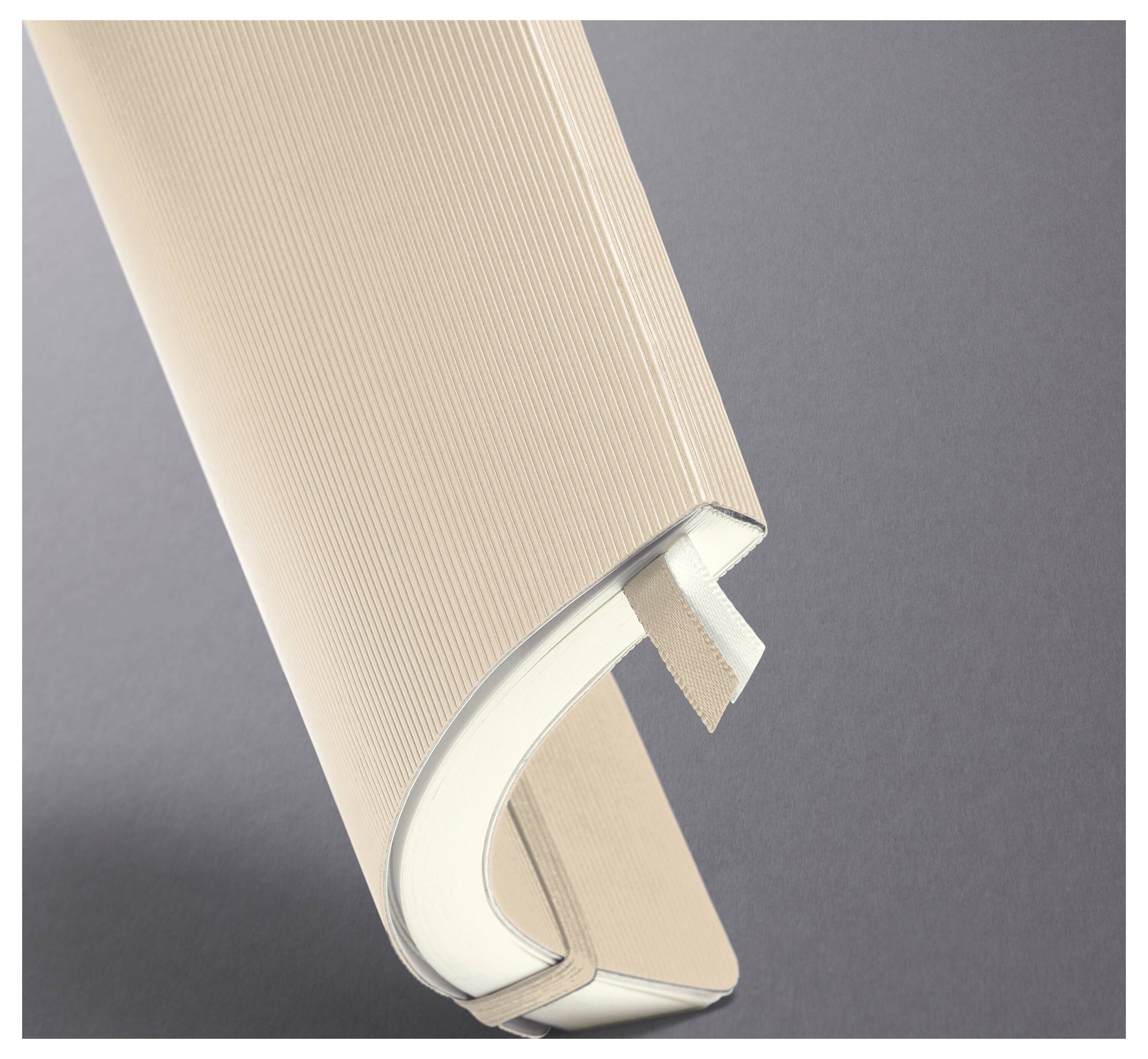 Eine Nahaufnahme eines beigen, flexiblen Rohrisolationssegments mit einem Längsschlitz vor einem einfarbigen grauen Hintergrund.