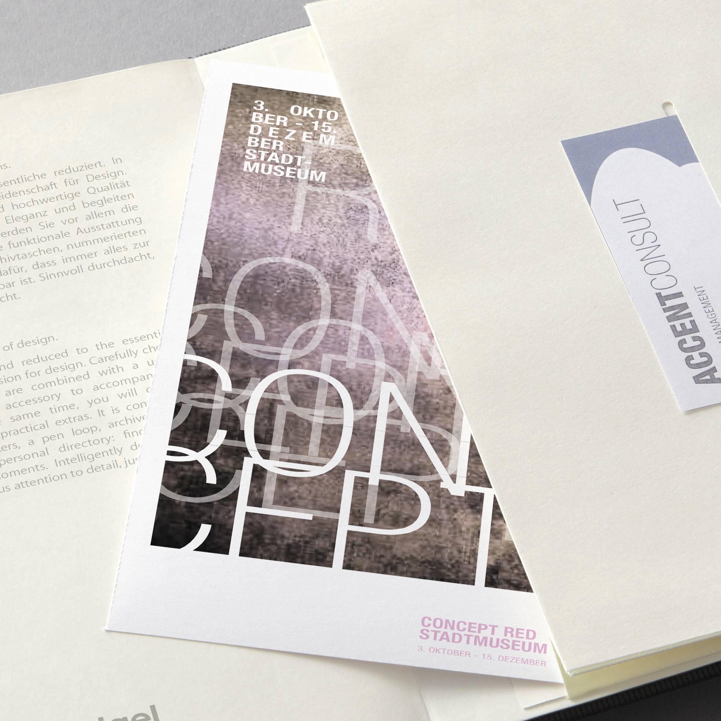 Ein Flyer für Concept Red in der Stadtmuseum, datiert vom 3. Okt bis 3. Dez 2015. Das Design enthält transparenten Text über einem strukturierten Hintergrund.