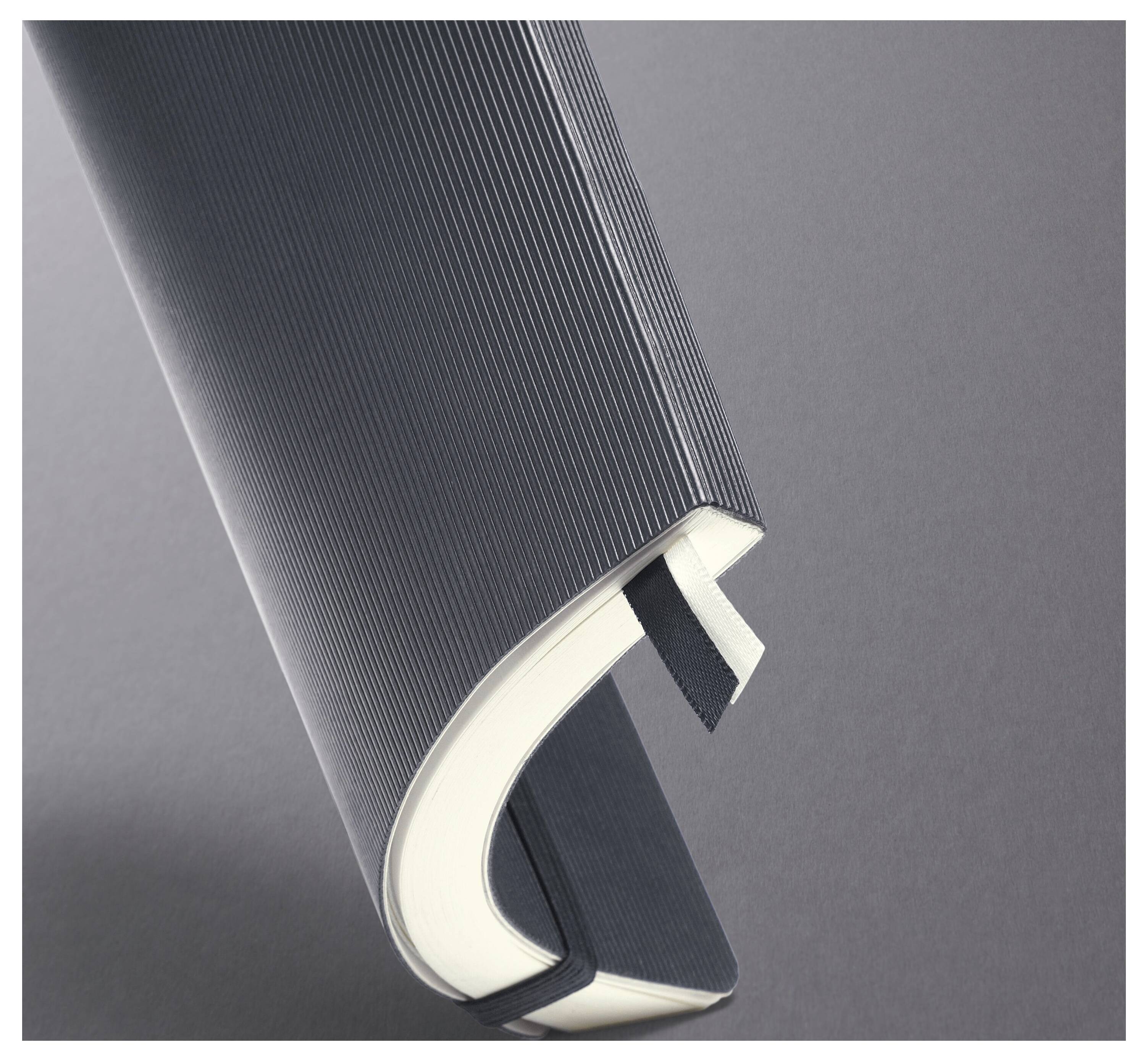 Eine Nahaufnahme des Bucheinbands mit einem grauen gestreiften Einband, der sich nach oben rollt und einen Teil der Buchseiten vor einem grauen Hintergrund freigibt.