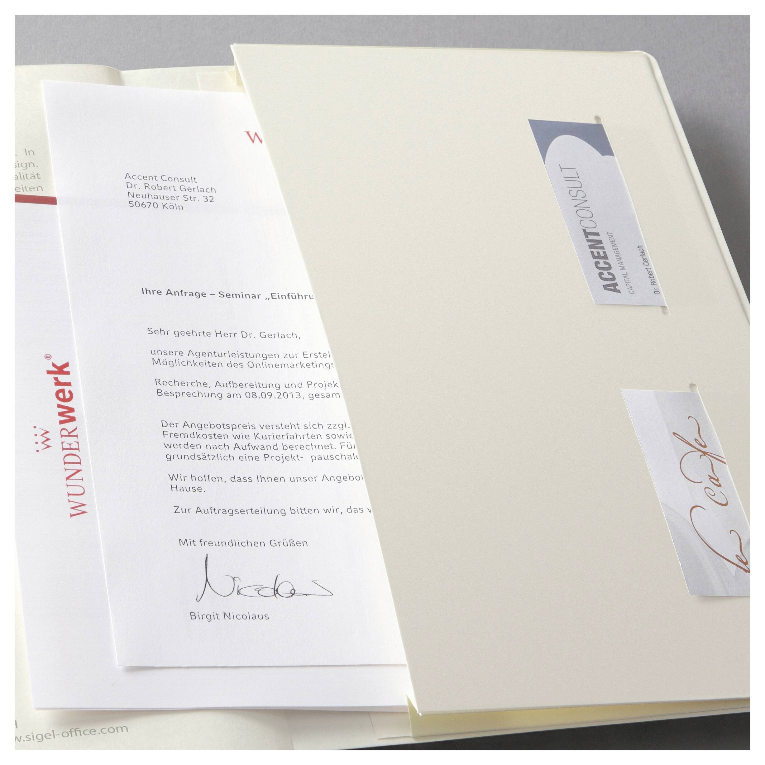 Ordner öffnen mit deutschem Brief auf Briefpapier, teilweise sichtbar neben einem cremefarbenen Reiter mit Registern mit den Beschriftungen „AGENTURMODELL" und „herz"-Zeichen.