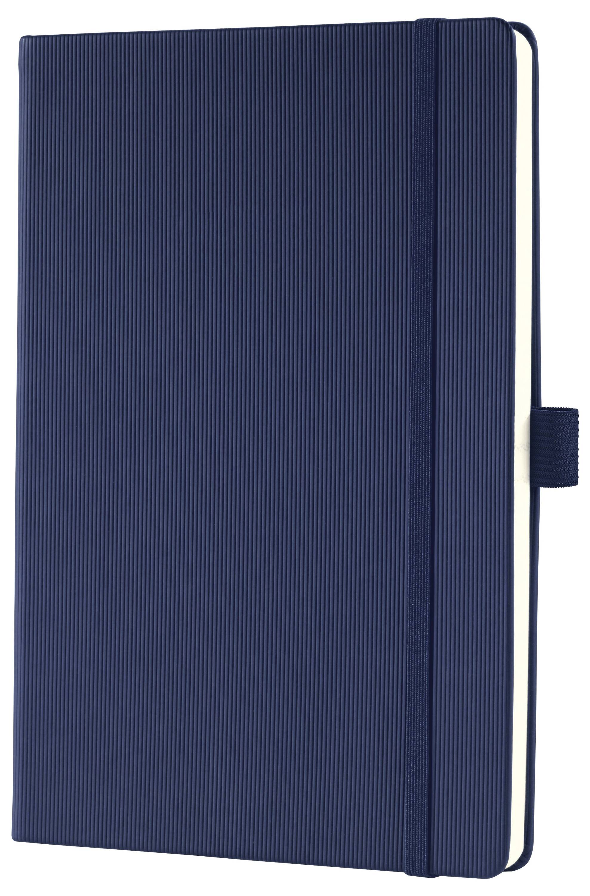 Ein geschlossenes, dunkelblau-farbenes Notizbuch mit strukturierter Oberfläche, elastischem Verschlussband und Stiftschlaufe an der rechten Seite.