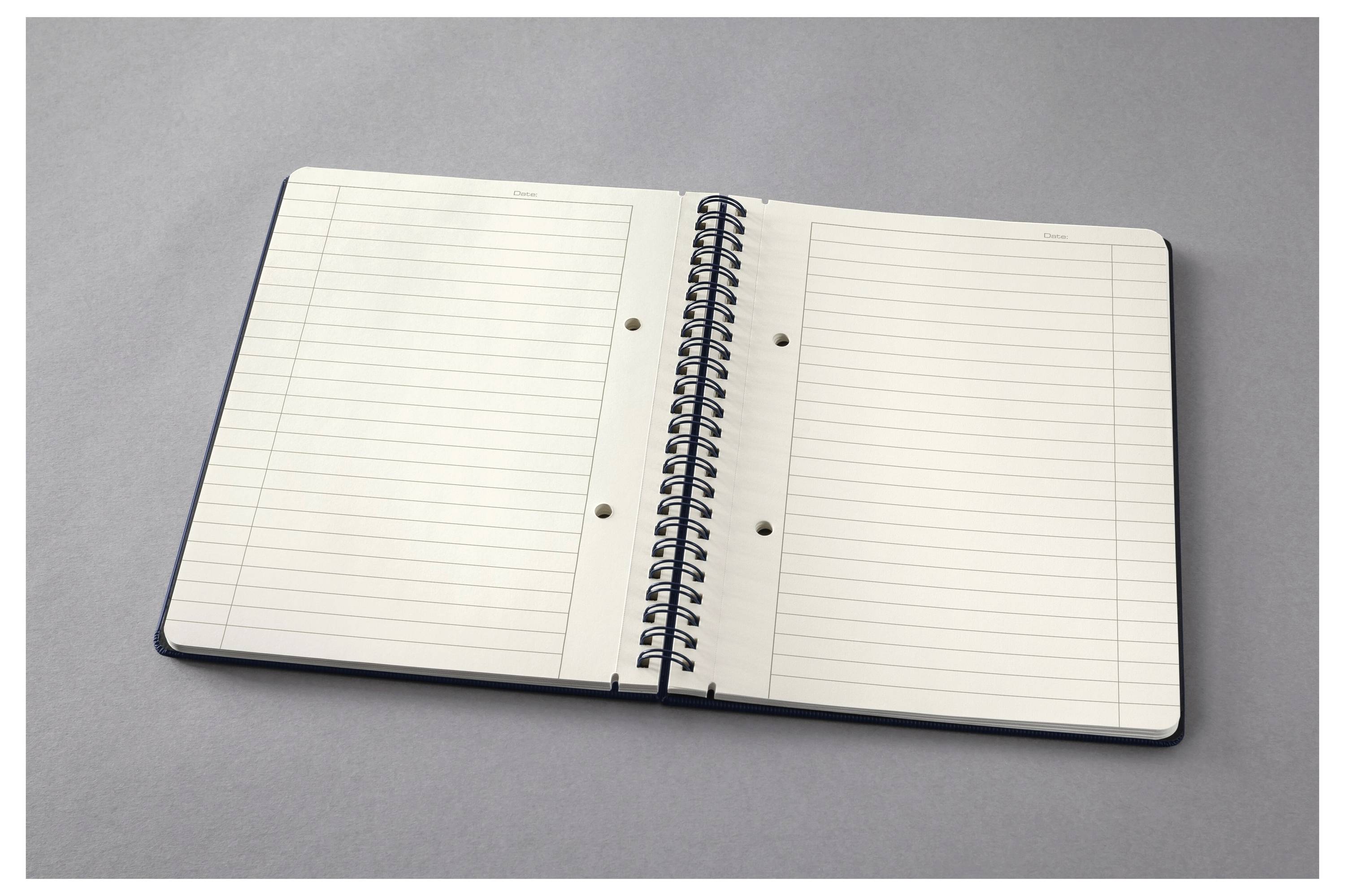 Ein offenes Spiralnotizbuch mit liniertem Papier auf einer ebenen Oberfläche, das zwei Löcher für die Befestigung in einem Ordner aufweist und bereit zum Notieren ist.